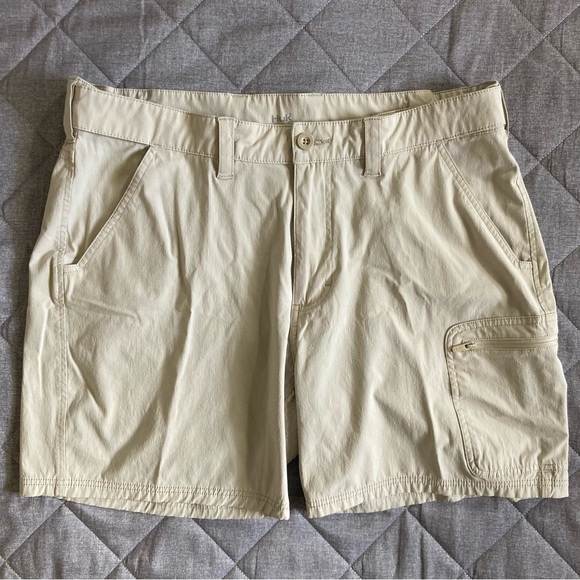 Huk Fishing Khaki Shorts Mens XL 38 7” Inseam Chino Cargo Pocket Outdoors Casual - Picture 1 of 9